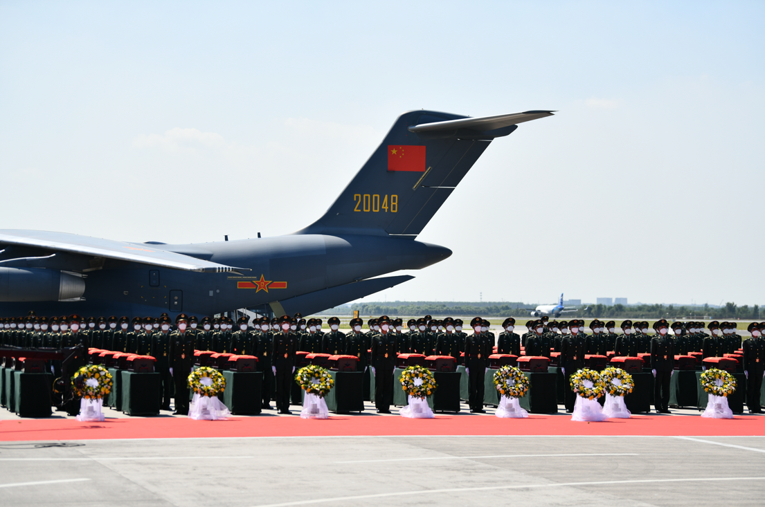 2021年9月2日，第八批在韓中國人民志愿軍烈士遺骸抵達(dá)沈陽桃仙國際機場。人民網(wǎng)記者 邱宇哲攝